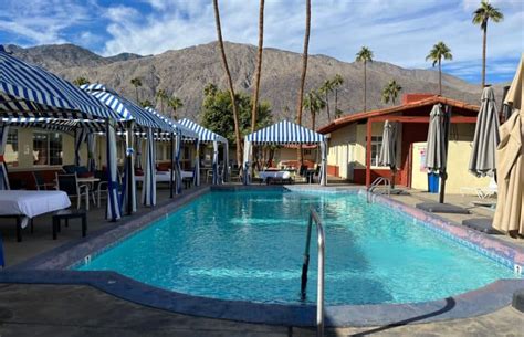 Clothing Optional Resorts in Palm Springs: A Guide to Nudist。